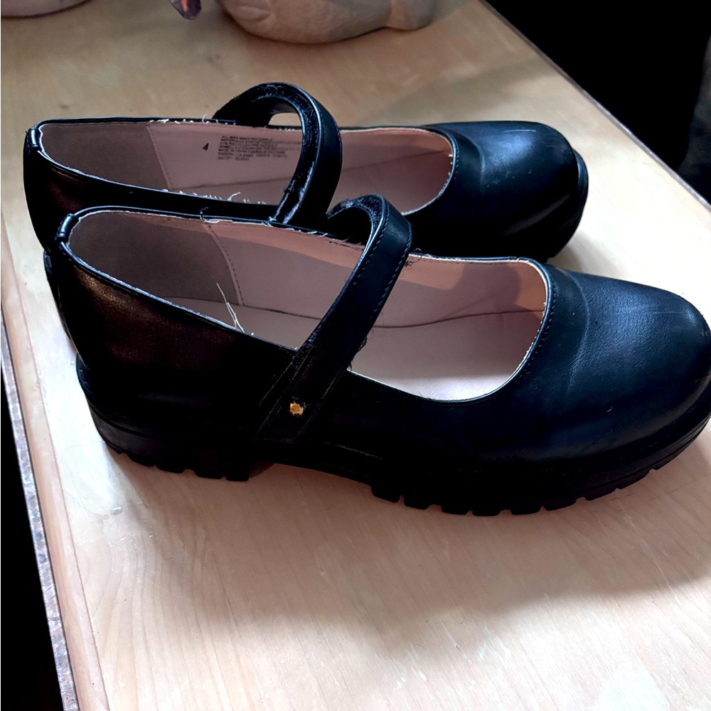 Children’s place size 4 Mary Jane’s - very good condition